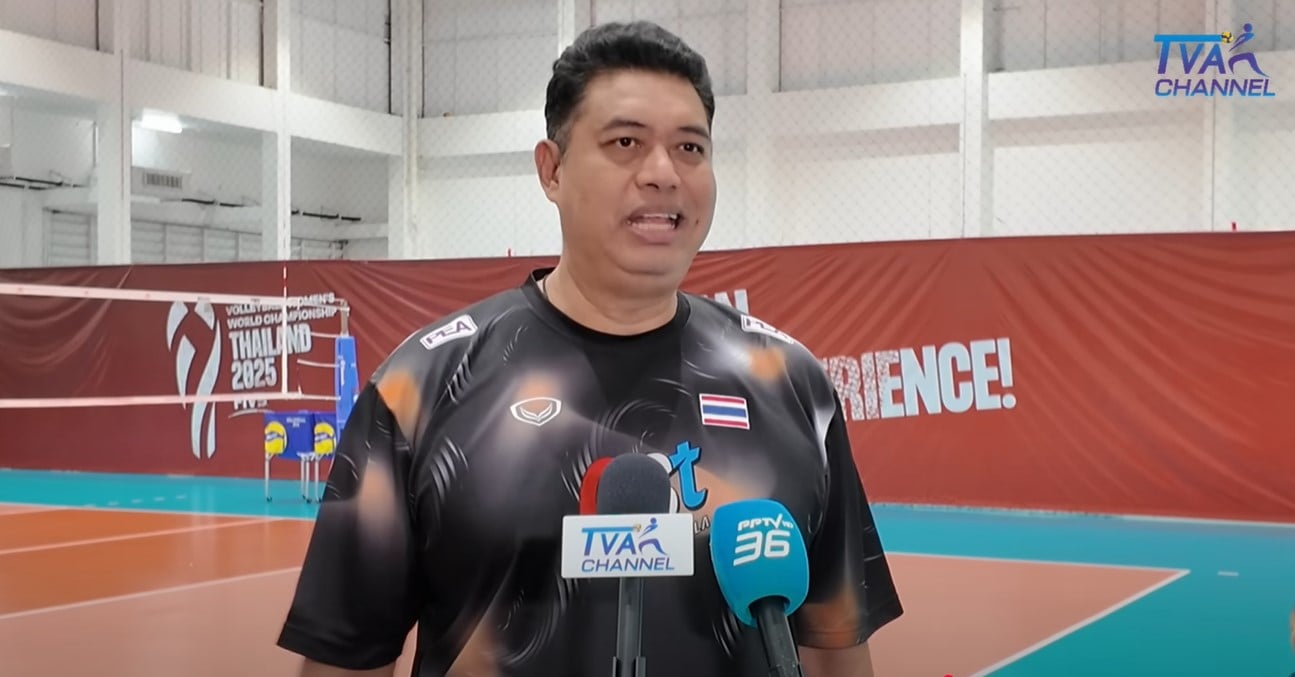 โค้ชอ๊อต เกียรติพงษ์ รัชตเกรียงไกร ขณะกำลังให้สัมภาษณ์ผู้สื่อข่าว