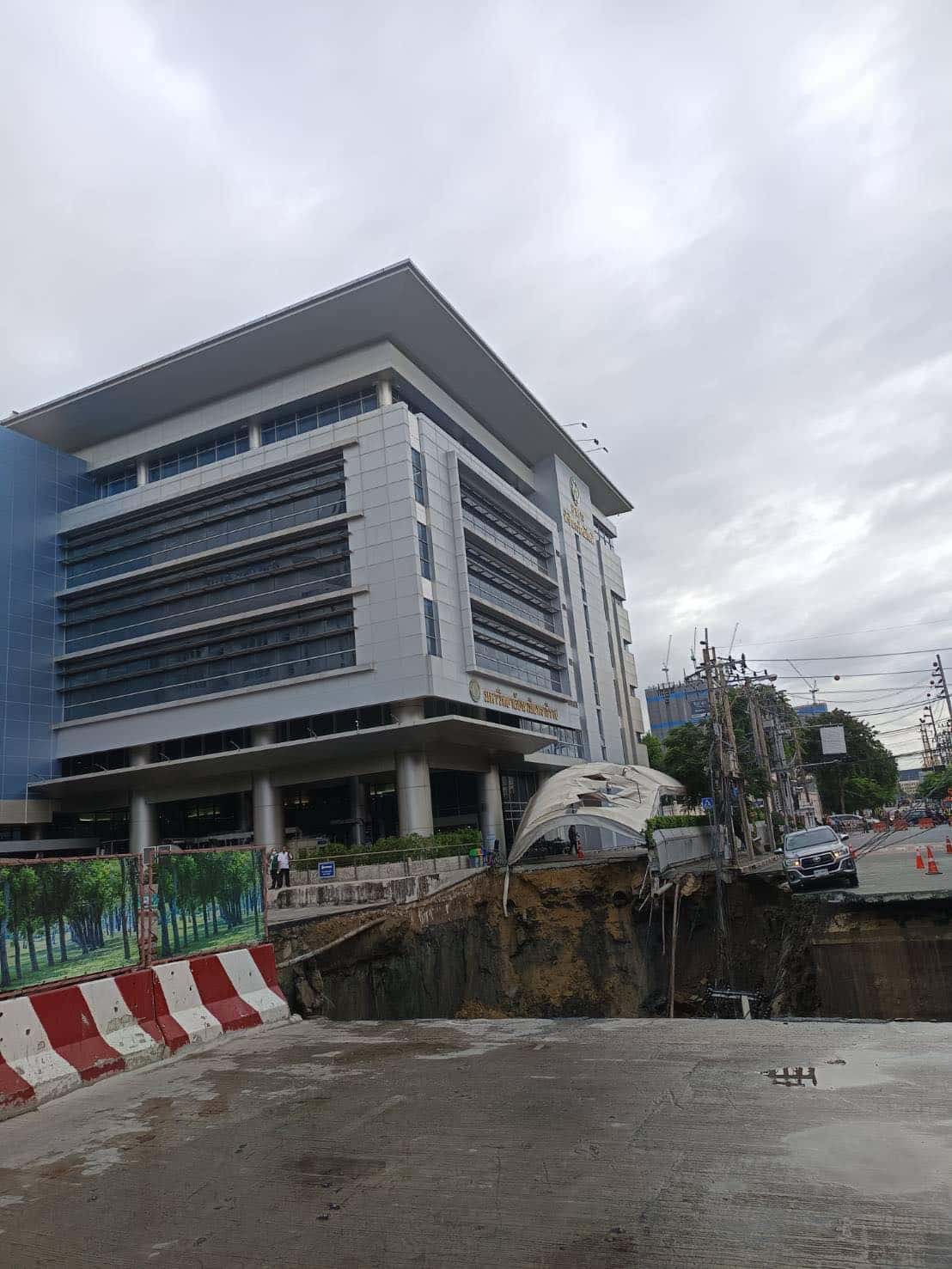 ถนนทรุดตัวหน้าโรงพยาบาลวชิรพยาบาล