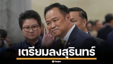 อนุทิน ชาญวีรกูล นายกรัฐมนตรี (กลาง) ฟังคำถามจากผู้สื่อข่าวก่อนนำเสนอนโยบายต่อรัฐสภาในกรุงเทพมหานคร ประเทศไทย วันจันทร์ที่ 29 กันยายน 2568 (ภาพเอพี/ศักดิ์ชัย ลลิต)