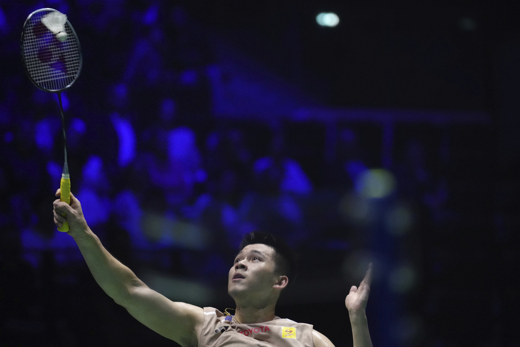 Kunlavut Vitidsarn, of Thailand, returns a shot to Shi Yu Qi, of China, during the Men's Singles final match of the Badminton World Championships, Sunday, Aug. 31, 2025 in Paris. (AP Photo/Aurelien Morissard)