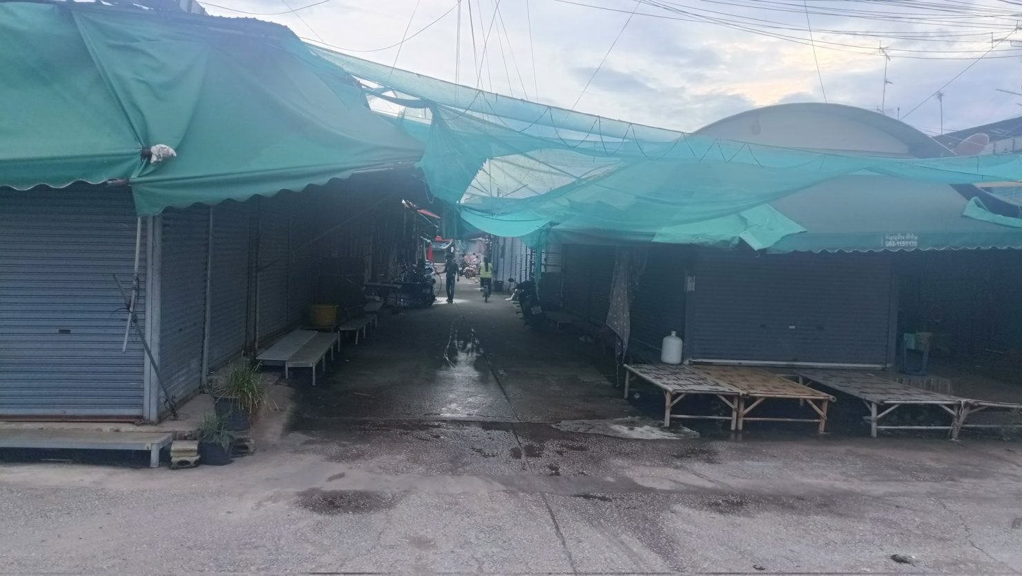 ภาพตลาดตลาดโรงเกลือ ร้างไม่มีคน สืบเนื่องจากผลกระทบชายแดนไทยกัมพูชา