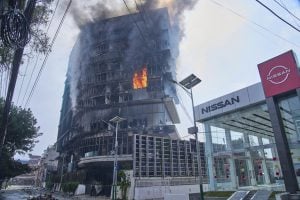 โรงแรมฮิลตัน ถูกผู้ชุมนุมเนปาลจุดไฟเผาวอด