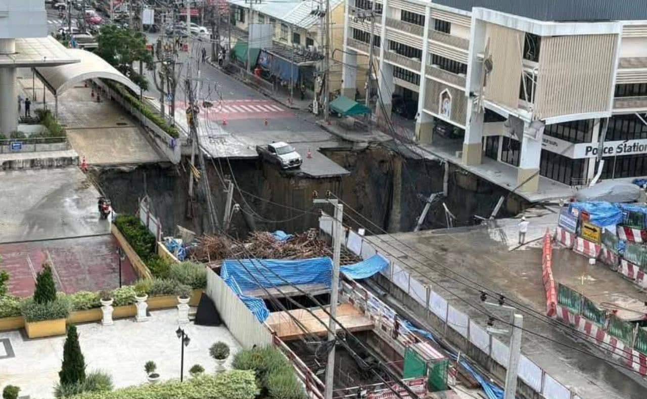 ถนนทรุดตัวหน้าโรงพยาบาลวชิรพยาบาล