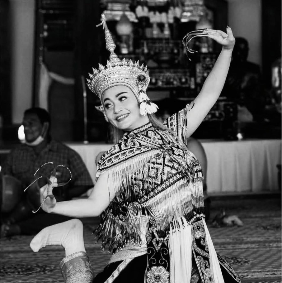 แป๋ม วันดี ศรีนคร ขณะที่รำโนรา