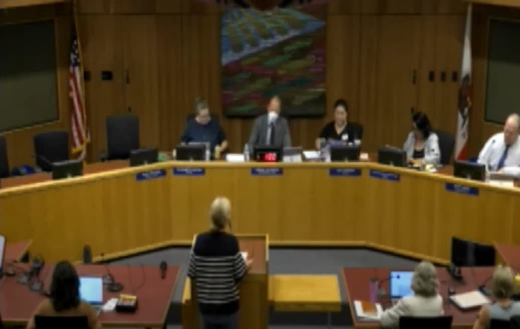 หญิงมะกันวัย 50 เหลือแต่บิกินีกลางสภาฯ