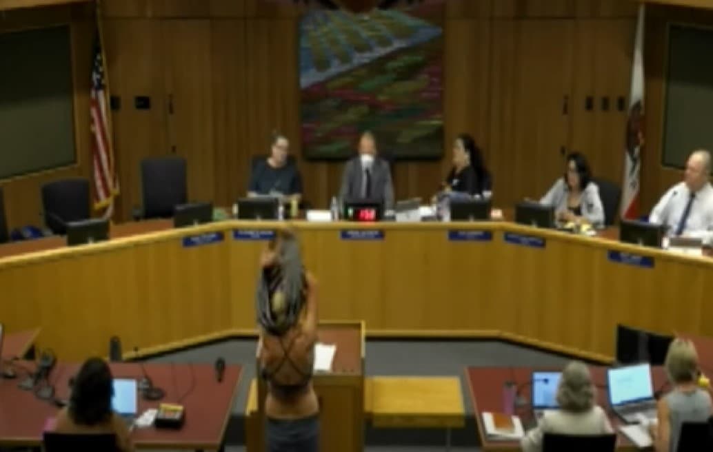 หญิงมะกันถอดเสื้อผ้ากลางที่ประชุมสภาฯ ประท้วงนโยบายทรานส์เจนเดอร์