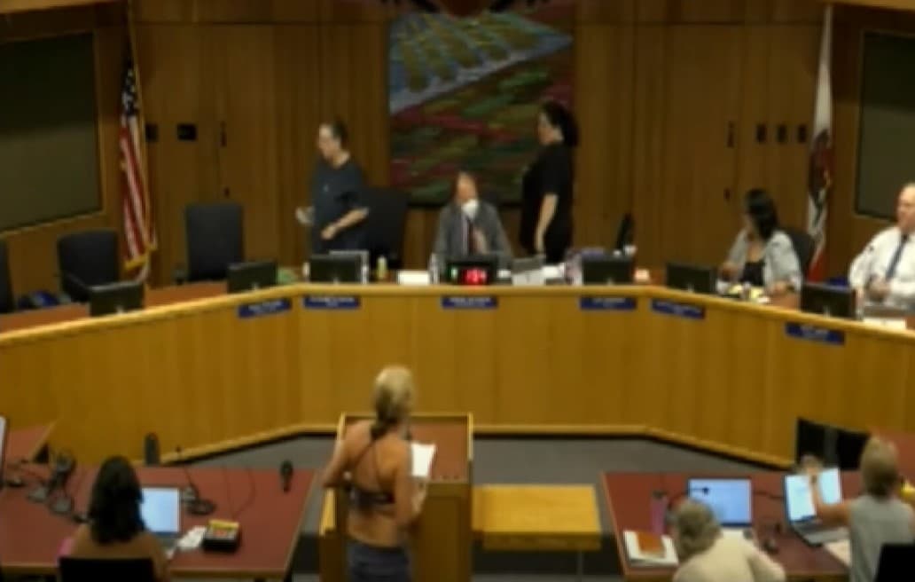 หญิงมะกันยอมเปลื้องผ้ากลางสภาฯ สู้เพื่อความปลอดภัยเด็กหญิ