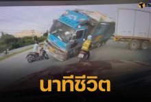 ระทึก! รถบรรทุก เบรคไม่อยู่ หักหลบ รถตู้ทึบ เสียหลักพลิกตะแคงหวิดทับคนขับจยย.