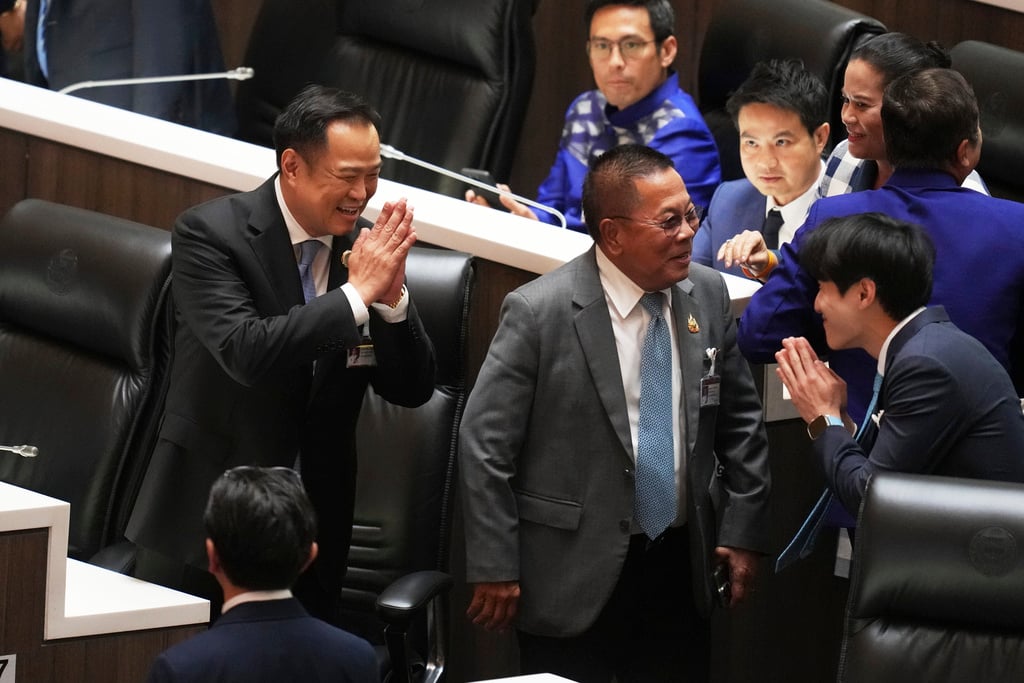 อนุทิน ชาญวีรกูล หัวหน้าพรรคภูมิใจไทย ได้รับเสียงโหวต 311 เสียงในสภาฯ ขึ้นเป็นนายกรัฐมนตรีคนที่ 3 ในรอบปีกว่า หลังแพทองธาร ชินวัตร ถูกศาลรัฐธรรมนูญสั่งพ้นตำแหน่ง สื่อนอกตั้งฉายาจากนโยบายเด่น ‘cannabis king’