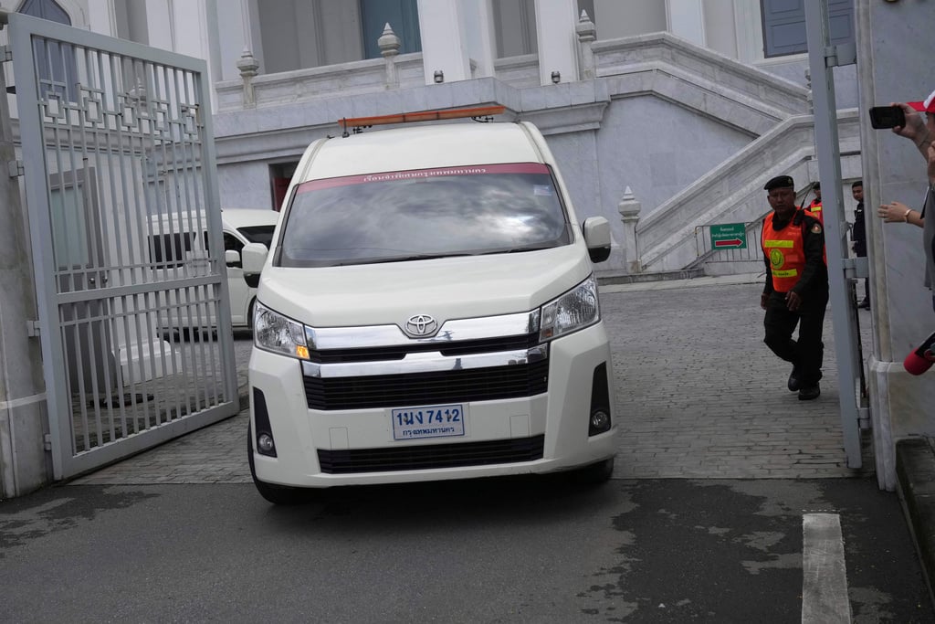 Cars, carrying Thailand's former Prime Minister Thaksin Shinawatra, leave the Supreme Court for Bangkok Remand Prison in Bangkok, Thailand, Tuesday, Sept. 9, 2025, (AP Photo/Sakchai Lallit)