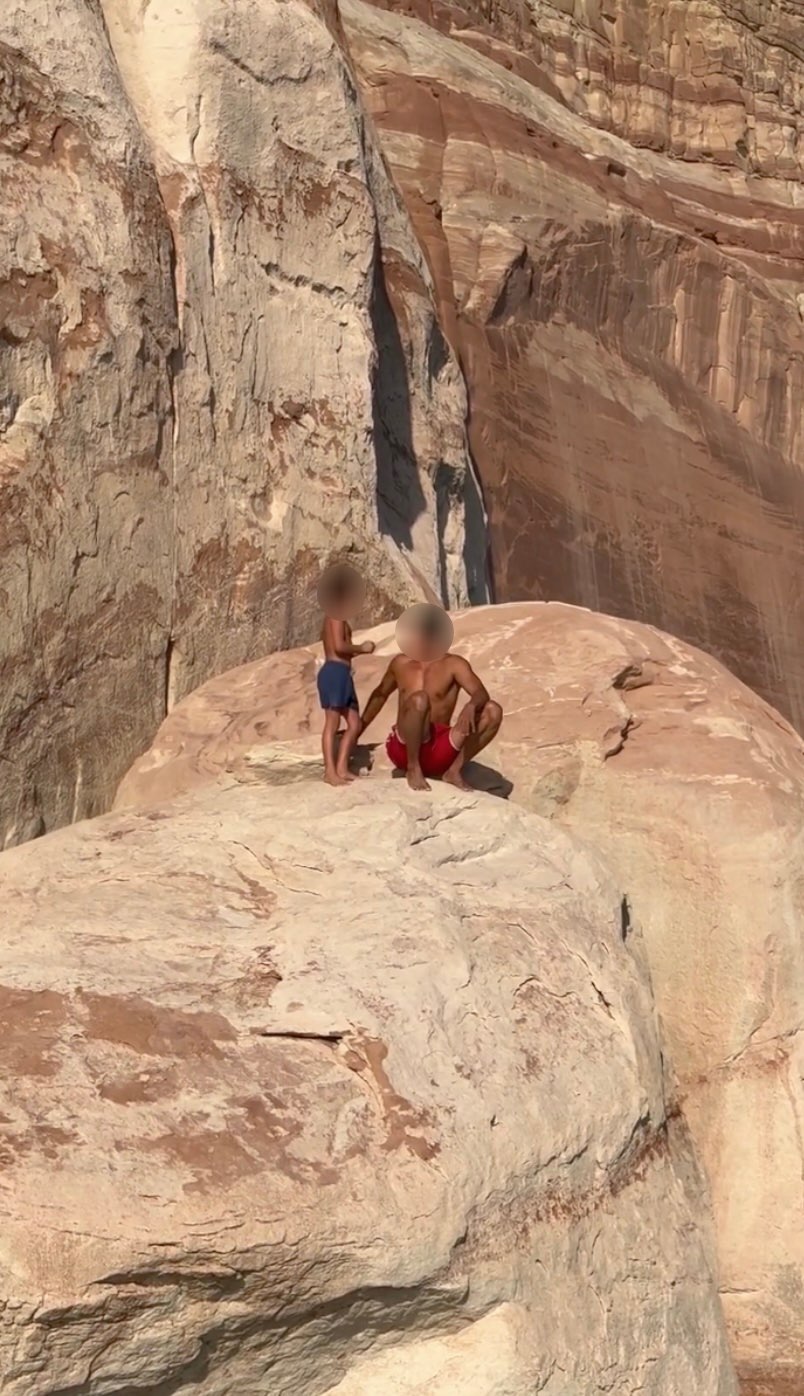 พ่ออินฟลูฯ โยนลูกชายตกหน้าผา