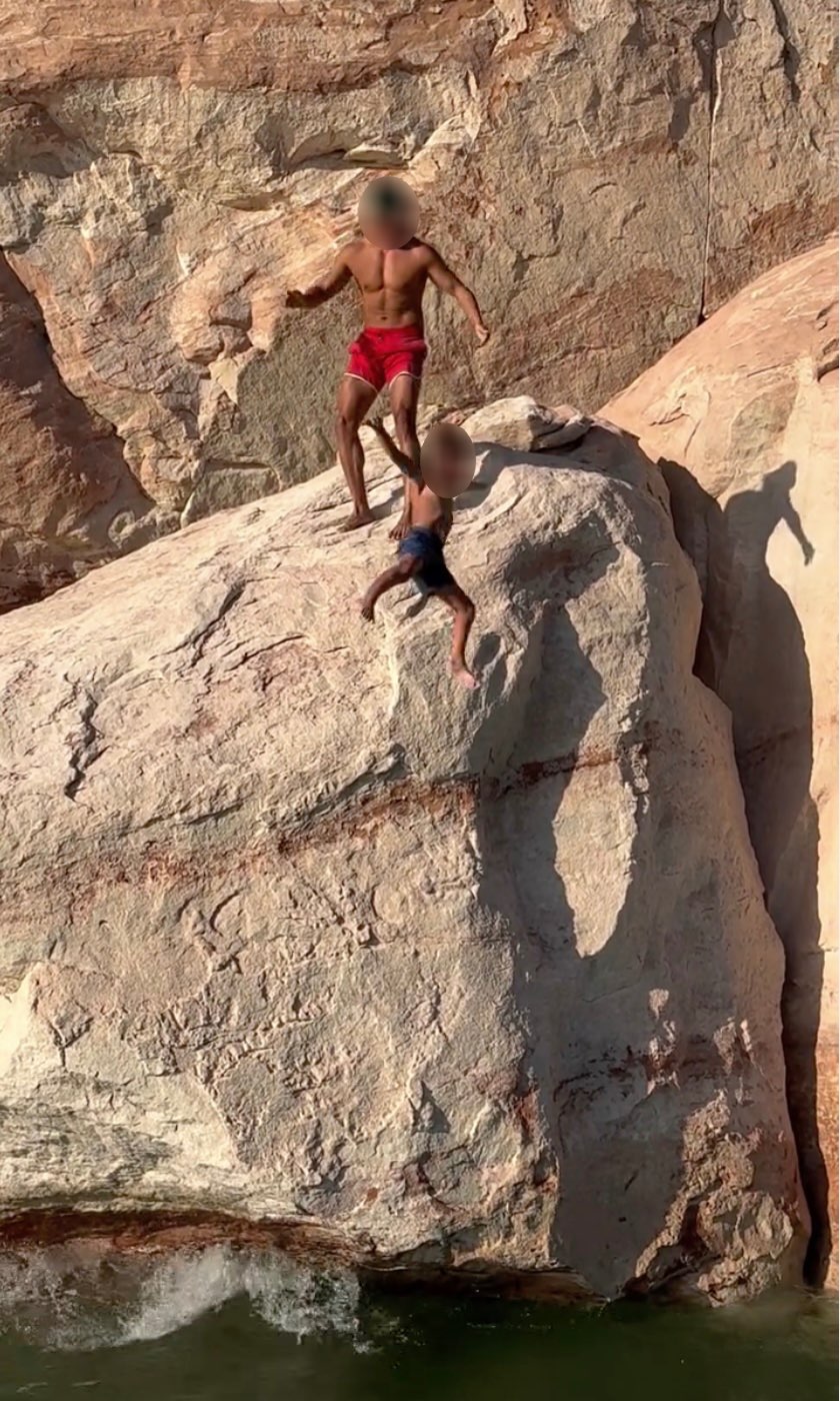 ลูกชายวัย 7 ขวบถูกโยนลงหน้าผา