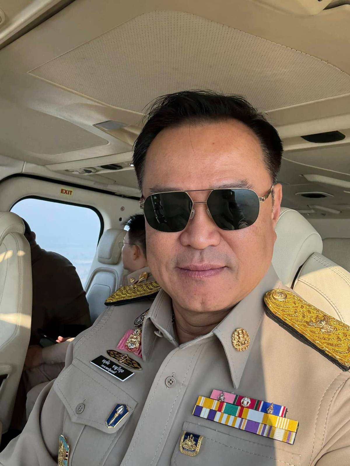 อนุทินวันนี้ แว่นดำ บิลลี่ โอแกนชมรอบคอบใจเย็น