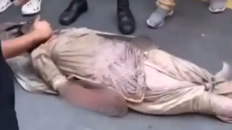 ภริยาอดีตนายกฯ ถูกผู้ประท้วงจับเผาทั้งเป็น