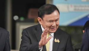 ทักษิณ กลับไทยไม่หนี โผล่ชื่อ "น้องสาว" นั่งเครื่องบินเจ็ทกลับมาด้วย
