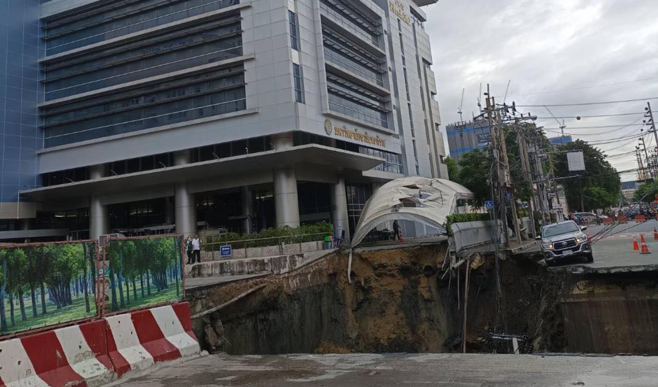vajira hospital ถนนยุบตัว