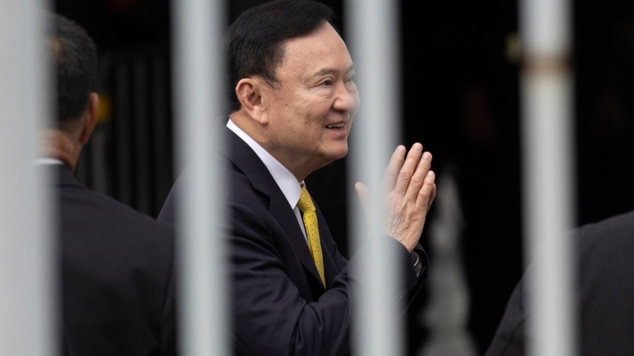การรับตัวและตรวจค้น คุมตัวทักษิณ
