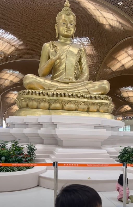 พระพุทธรูปสีทององค์ขนาดใหญ่ที่ตั้งอยู่ภายในสนามบินนานาชาติเตโช