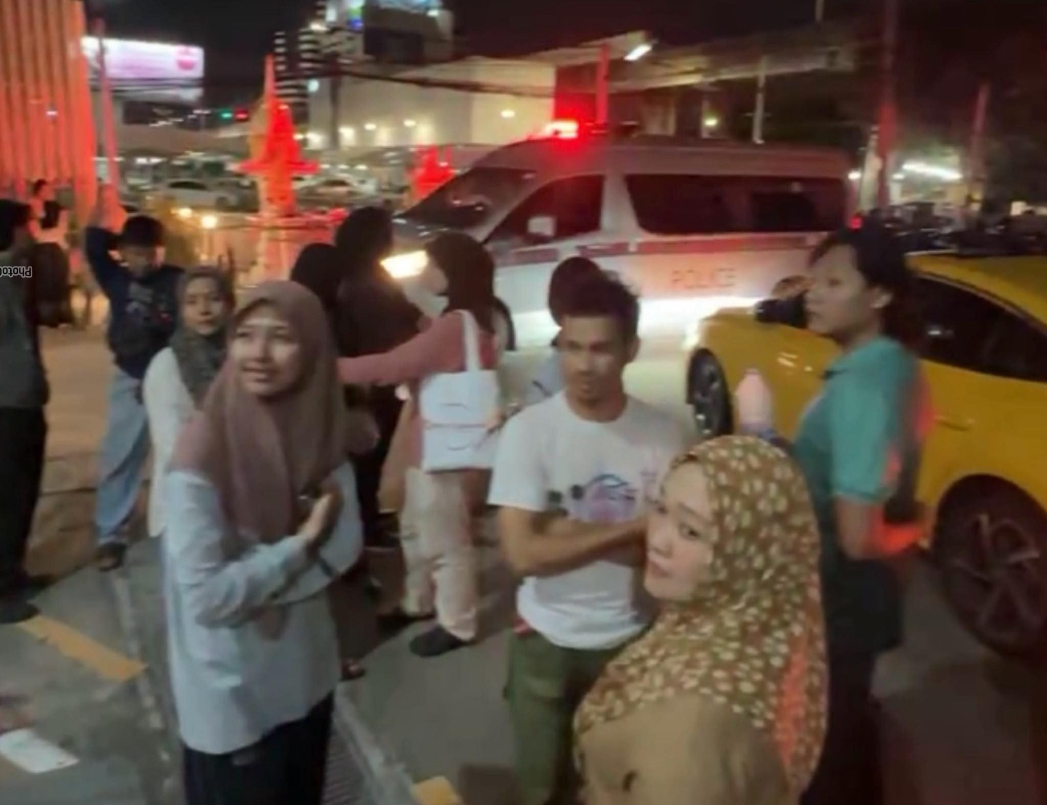 ภาพหน้าสถานีตำรวจ ที่มีผู้คนกำลังรอผู้ก่อเหตุ