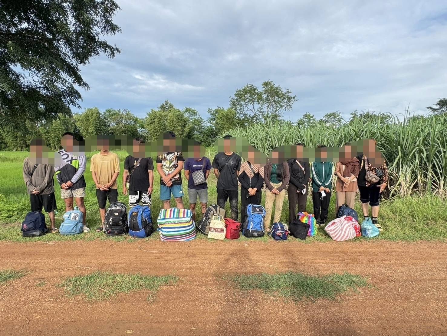 กลุ่มแรงงานชาวกัมพูชา 13 คน นั่งรวมกันหลังถูกจับกุม