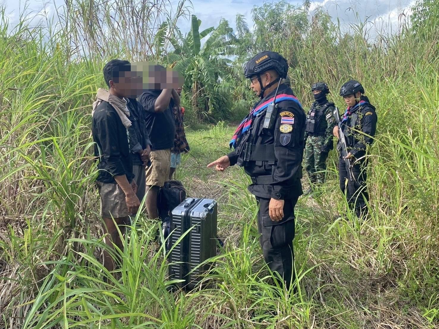 เจ้าหน้าที่ทหารพรานกำลังควบคุมตัวกลุ่มผู้ลักลอบเข้าเมืองในพื้นที่ป่า