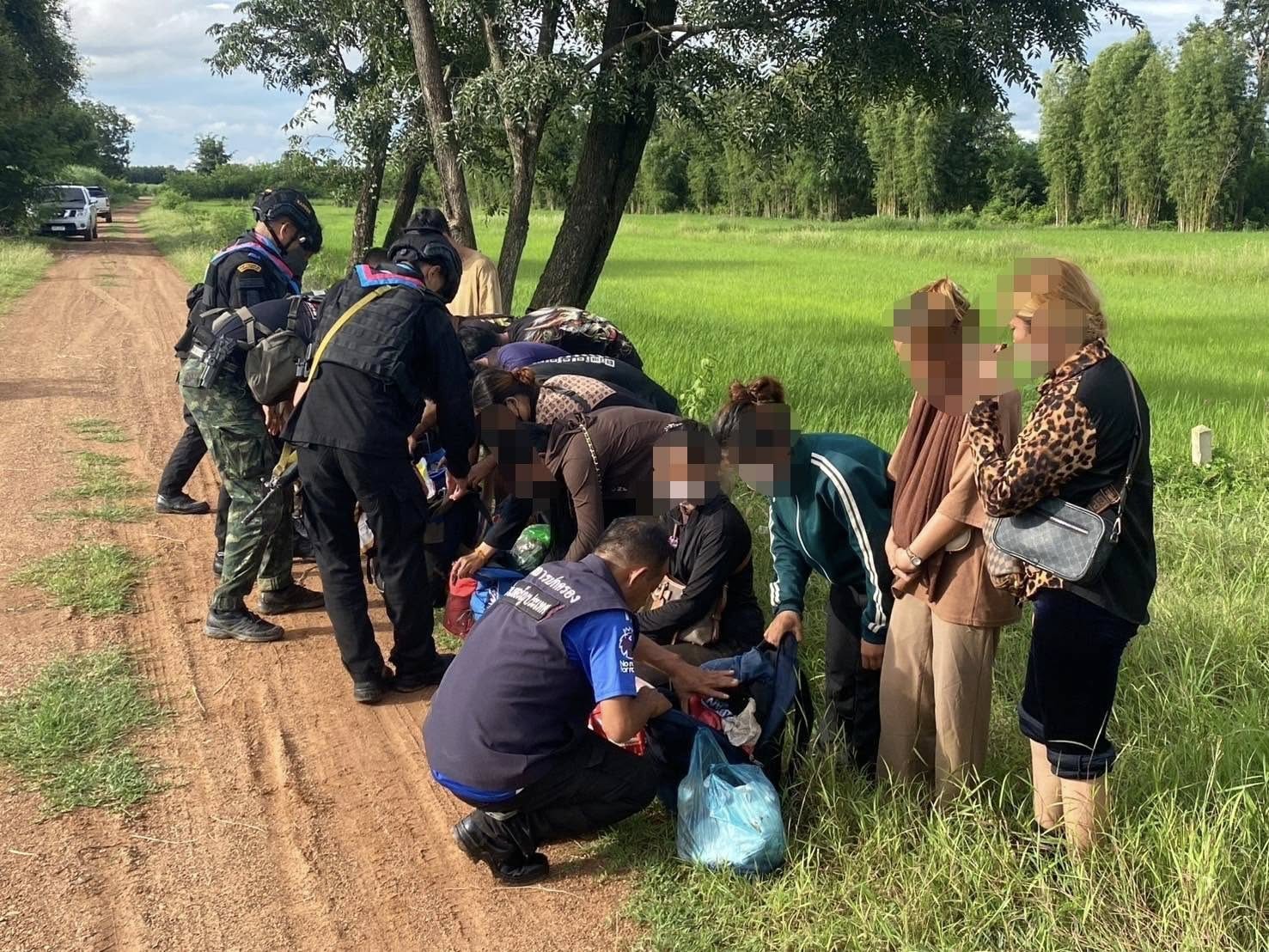 เจ้าหน้าที่ทหารพรานกำลังควบคุมตัวกลุ่มผู้ลักลอบเข้าเมืองในพื้นที่ป่า