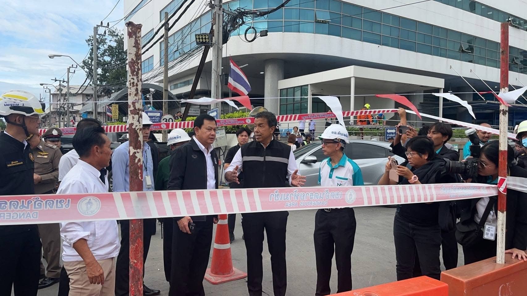 นายชัชชาติ สิทธิพันธุ์ ผู้ว่าฯ กทม. กำลังชี้จุดที่ถนนทรุดตัวหน้า รพ.วชิรพยาบาล