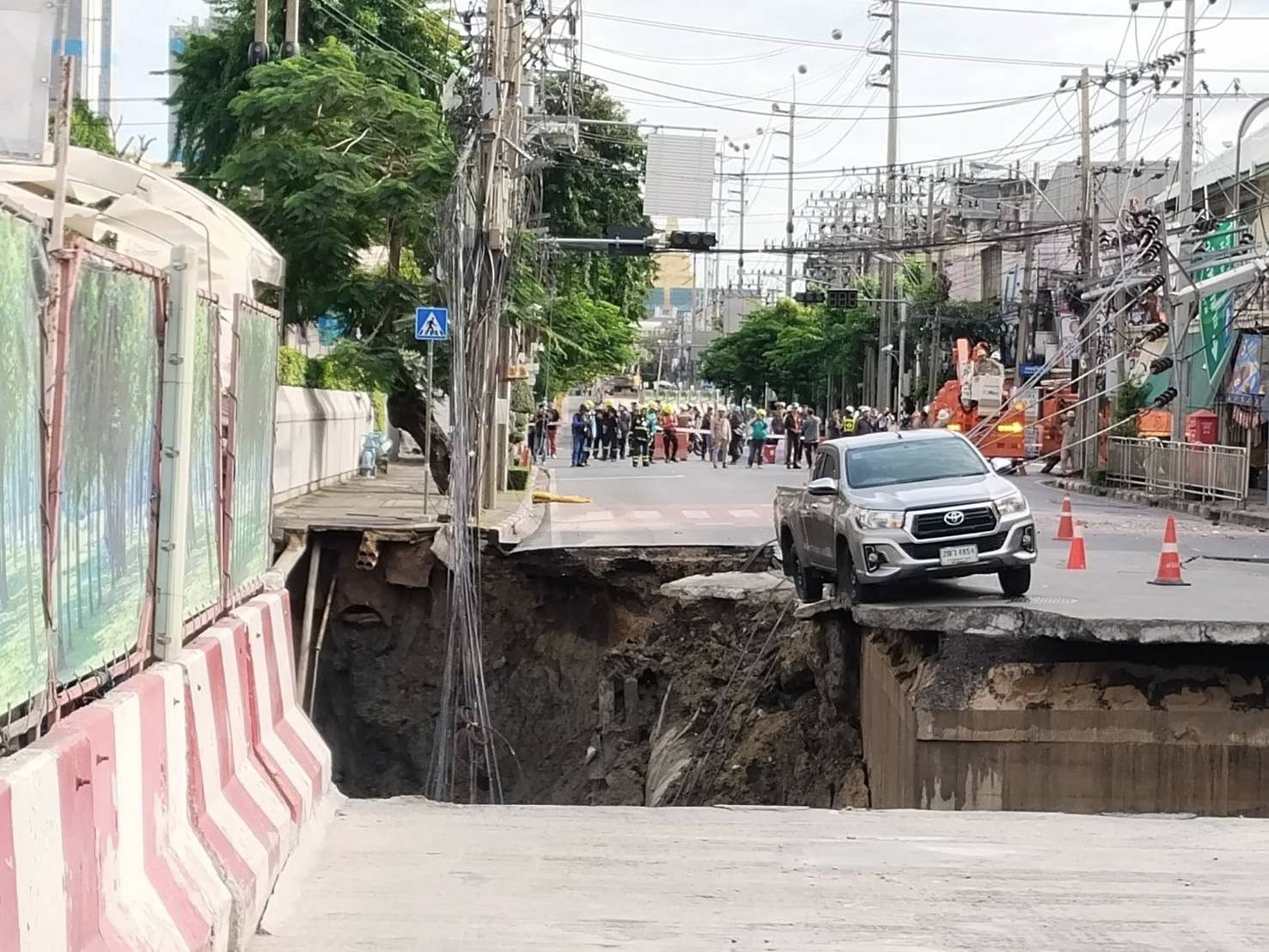 ถนนทรุดตัว ถนนสามเสน บริเวณหน้า รพ.วชิระ-2