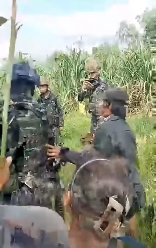 ทหารไทยโดนผลักล้ม