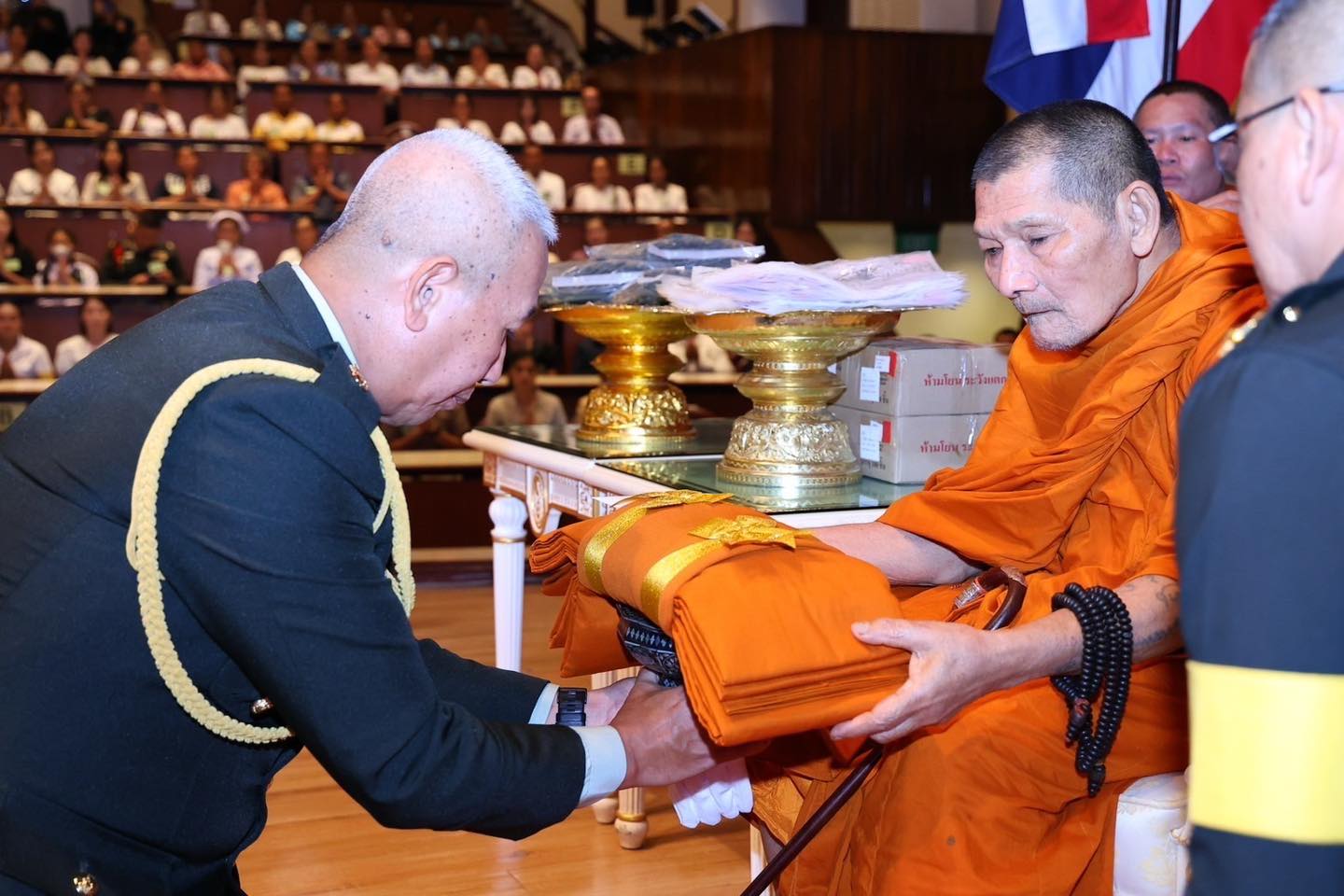 ทะเบียนรถ หลวงปู่ศิลา ทำพิธีอุทิศส่วนกุศลแด่ 16 ทหารกล้า คอหวยแห่ส่องเลขเด็ด-2