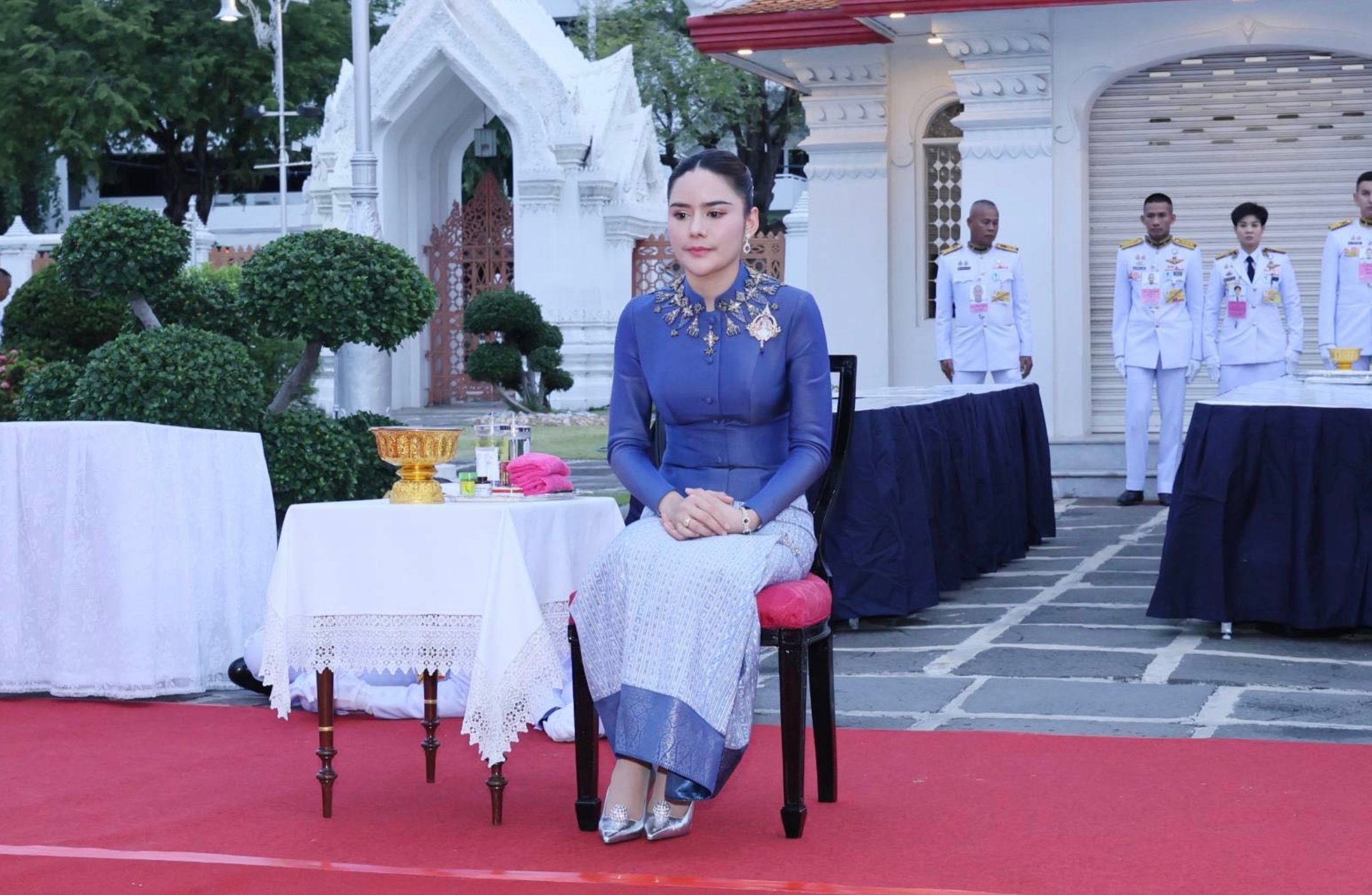 ท่านผู้หญิงอรอนงค์ ปิยนาฎวชิรพัทธ์ เดินทางไปบำเพ็ญกุศลตักบาตร - 4