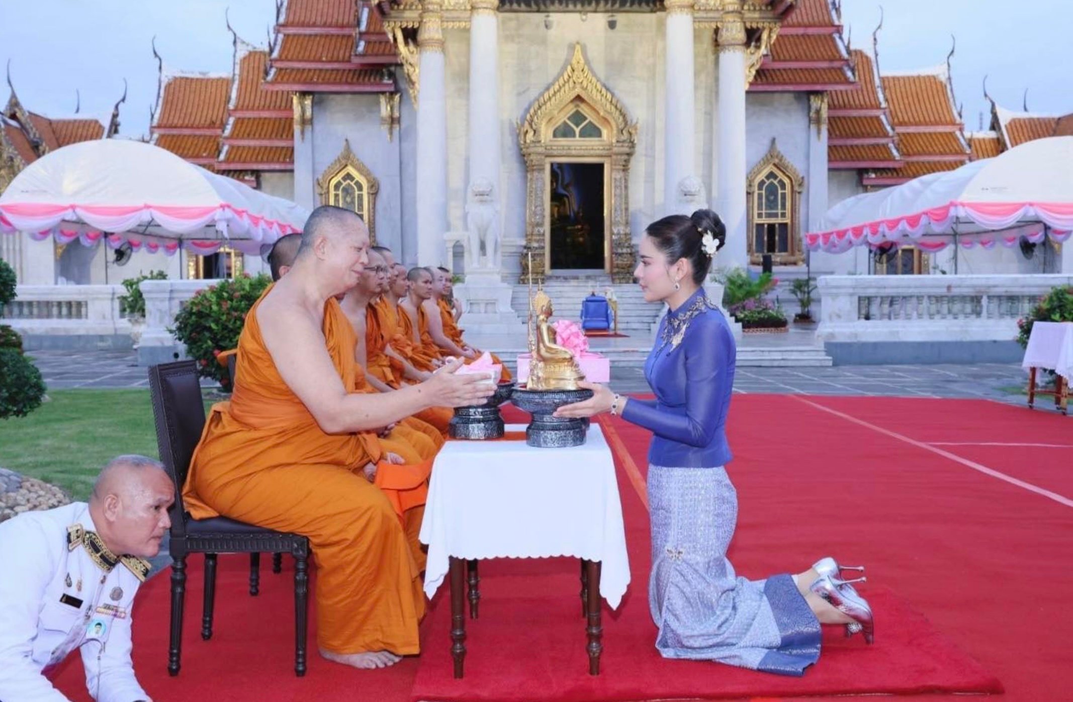 ท่านผู้หญิงอรอนงค์ ปิยนาฎวชิรพัทธ์ เดินทางไปบำเพ็ญกุศลตักบาตร - 5