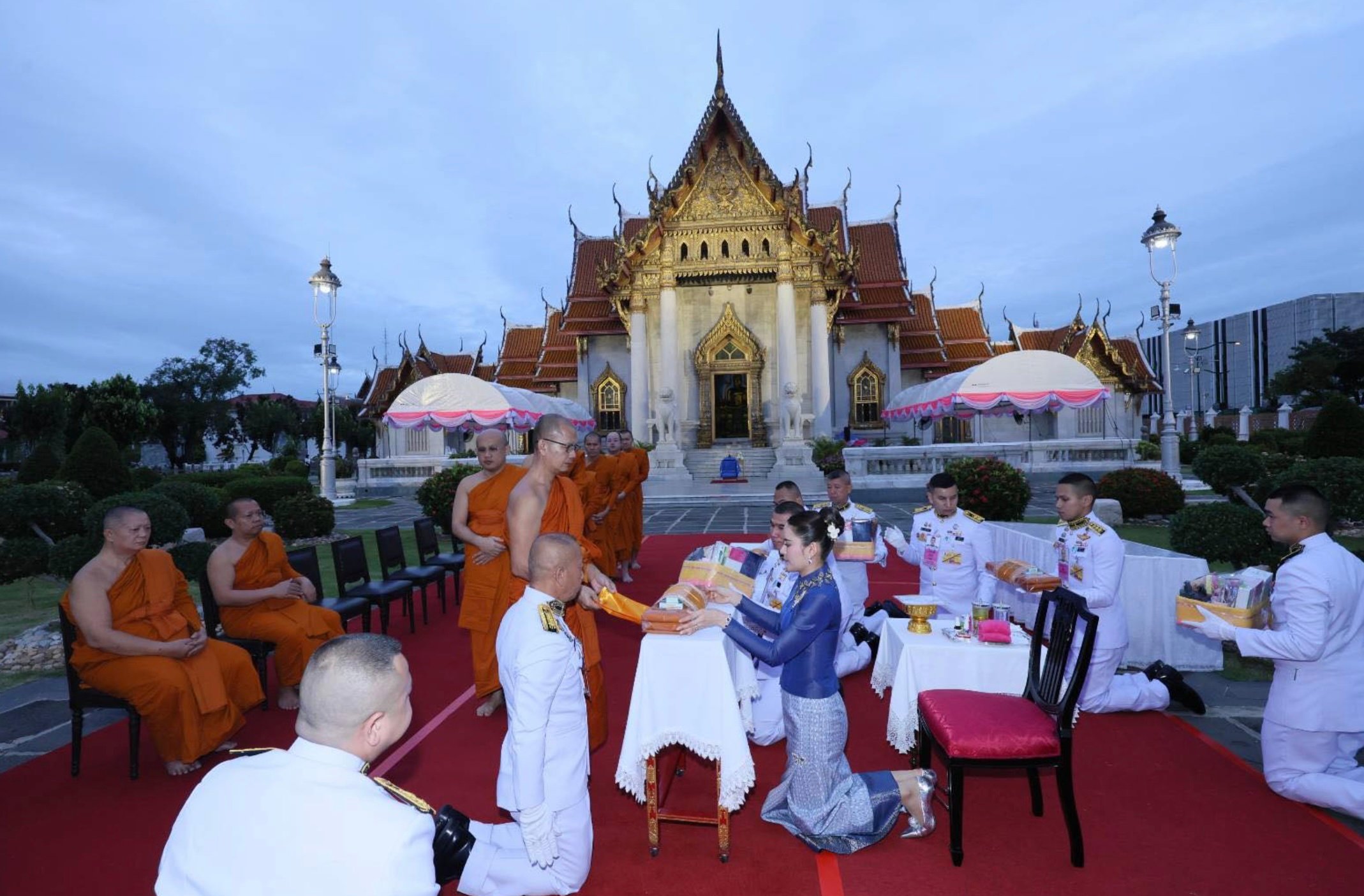 ท่านผู้หญิงอรอนงค์ ปิยนาฎวชิรพัทธ์ เดินทางไปบำเพ็ญกุศลตักบาตร - 7