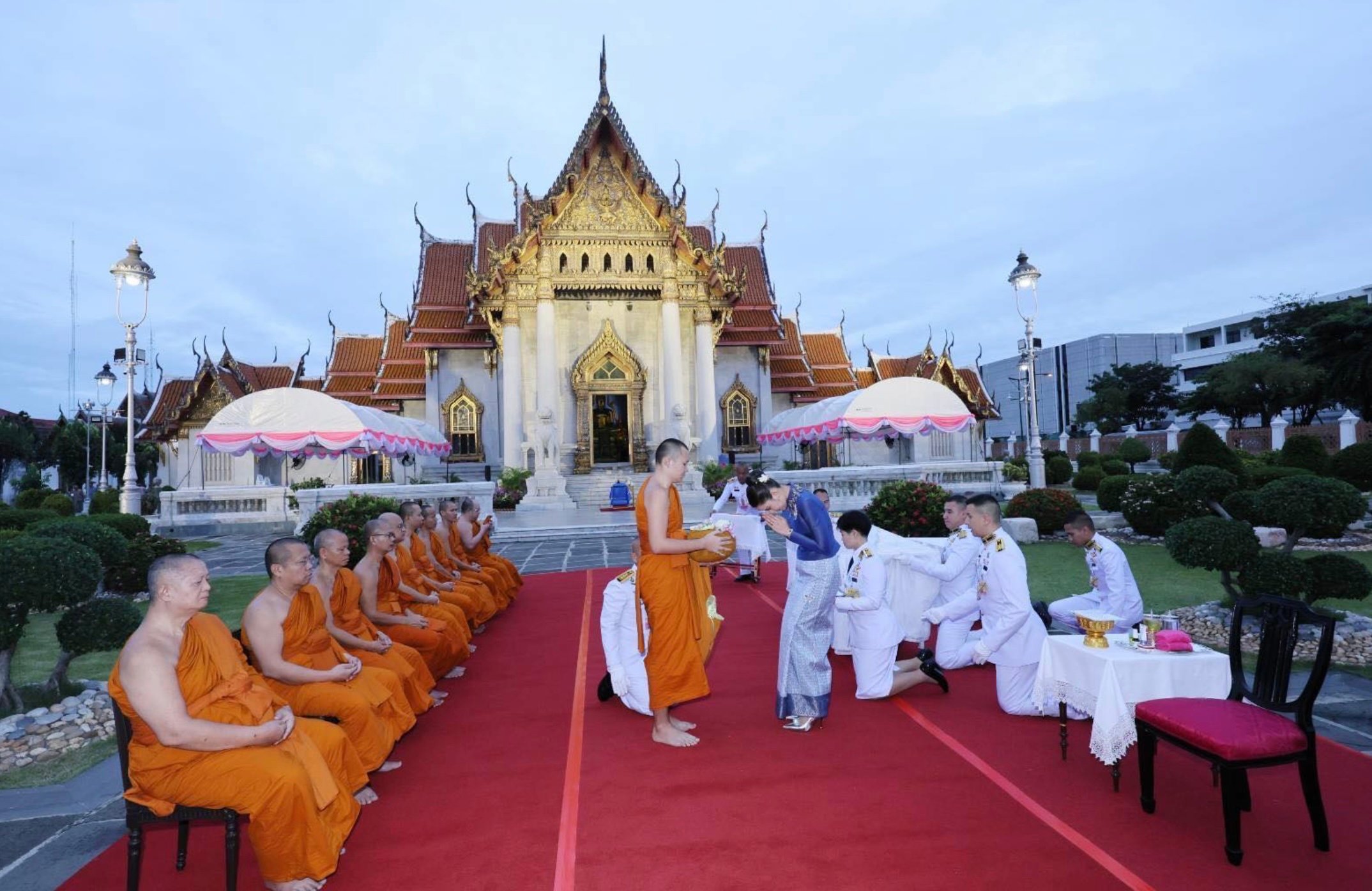 ท่านผู้หญิงอรอนงค์ ปิยนาฎวชิรพัทธ์ เดินทางไปบำเพ็ญกุศลตักบาตร - 2