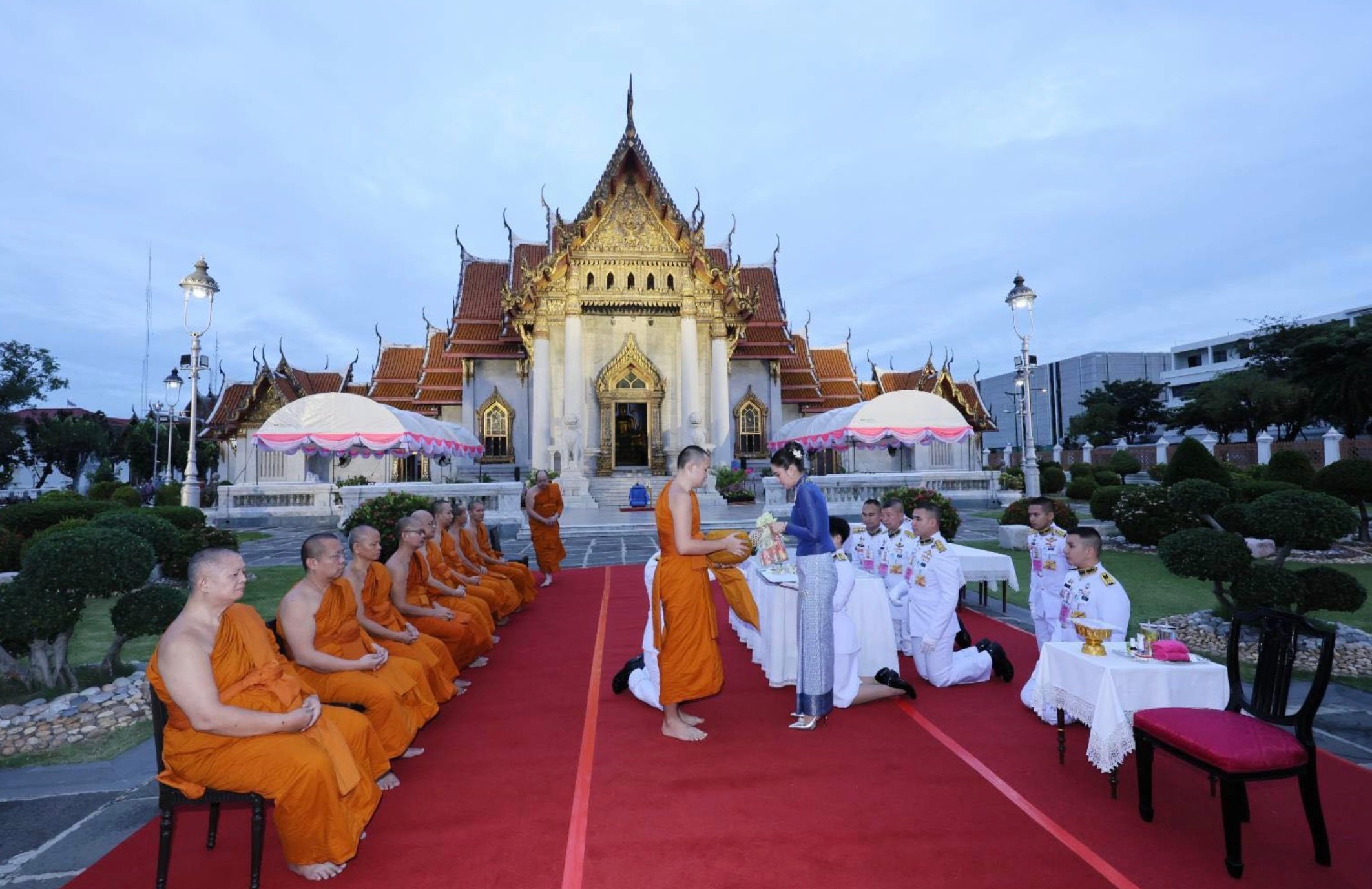 ท่านผู้หญิงอรอนงค์ ปิยนาฎวชิรพัทธ์ เดินทางไปบำเพ็ญกุศลตักบาตร - 3