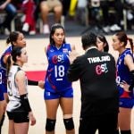 ทีมวอลเลย์บอลหญิงทีมชาติไทยรวมกลุ่มแสดงความดีใจในสนาม