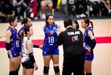 ทีมวอลเลย์บอลหญิงทีมชาติไทยรวมกลุ่มแสดงความดีใจในสนาม