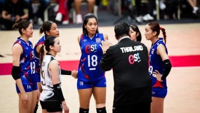 ทีมวอลเลย์บอลหญิงทีมชาติไทยรวมกลุ่มแสดงความดีใจในสนาม