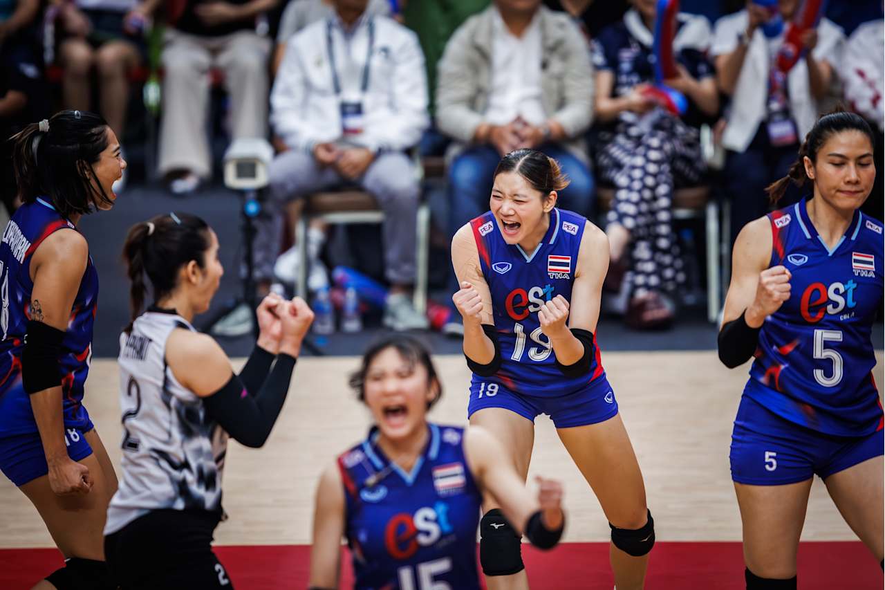ทีมวอลเลย์บอลหญิงทีมชาติไทยรวมกลุ่มแสดงความดีใจในสนาม