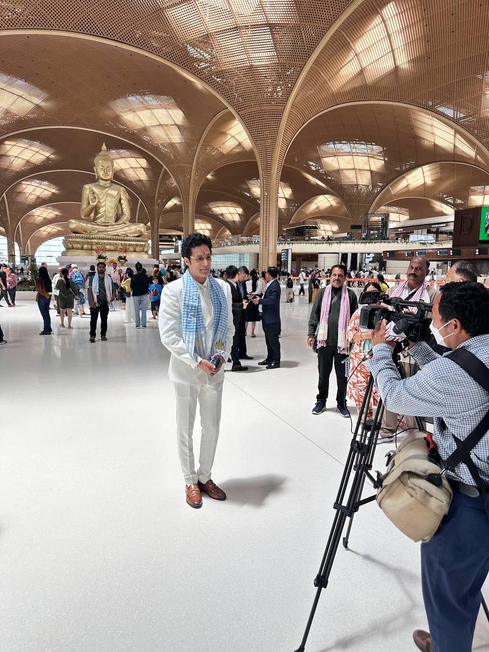 นักแสดงดังชาวอินเดียผู้รับบทเป็น พระพุทธเจ้า เดินทางถึงกรุงพนมเปญ
