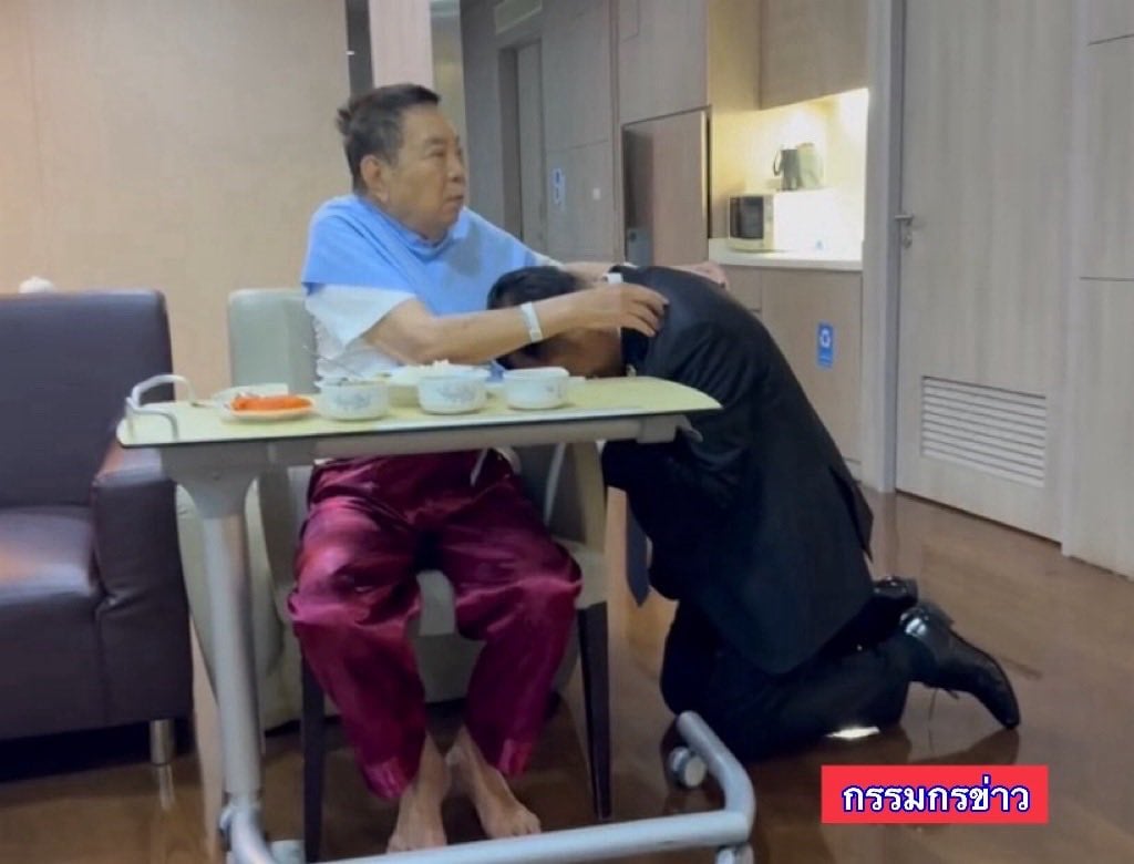 นายกอนุทิน ก้มกราบพ่อ หลังได้รับโหวตเป็นนายกรัฐมนตรี ชวรัตน์ เผย ดีใจที่ได้เห็นวันนี้-1