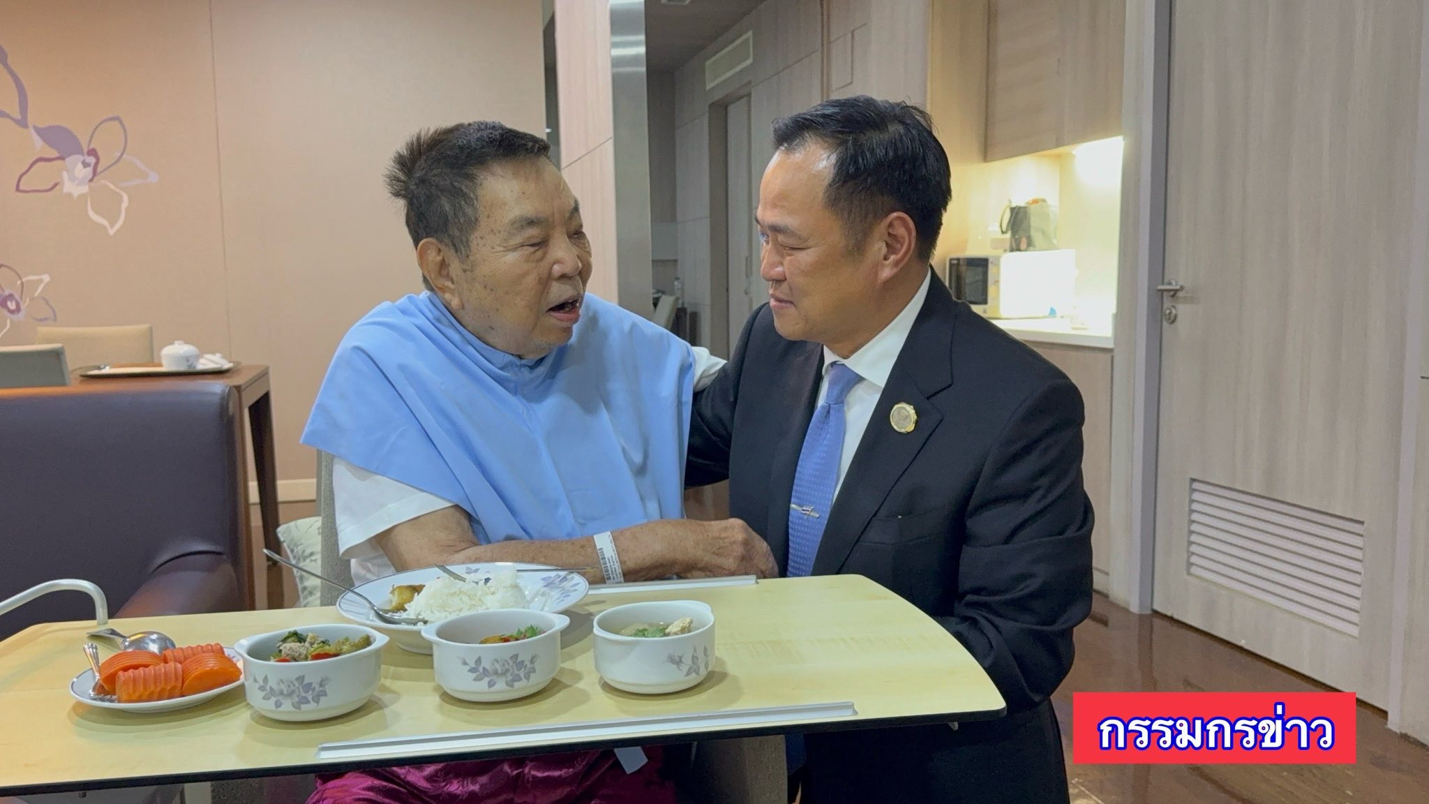 นายกอนุทิน ก้มกราบพ่อ หลังได้รับโหวตเป็นนายกรัฐมนตรี ชวรัตน์ เผย ดีใจที่ได้เห็นวันนี้-2