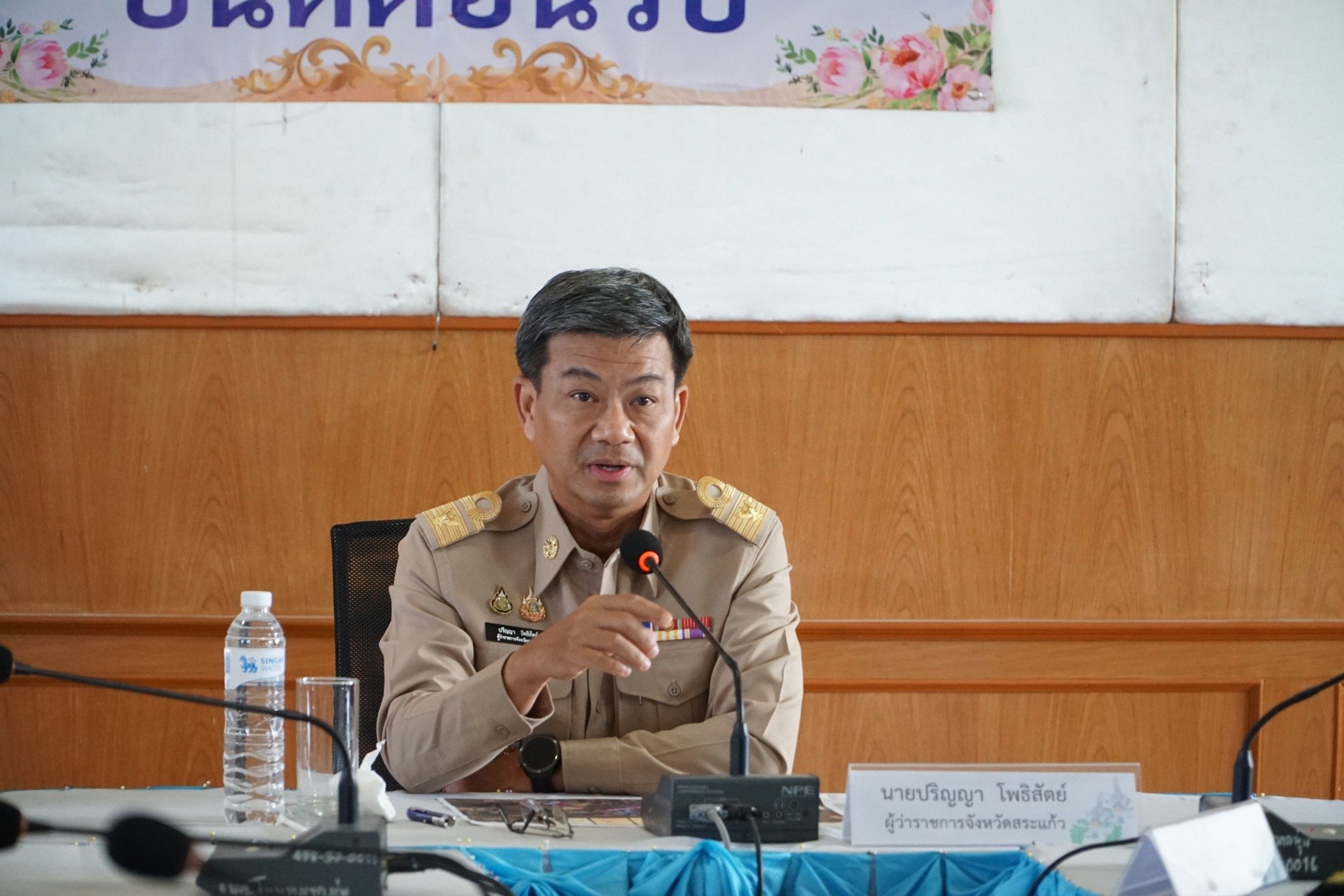 นายปริญญา โพธิสัตย์ ผู้ว่าฯ สระแก้ว ขณะกำลังชี้แจงในที่ประชุม