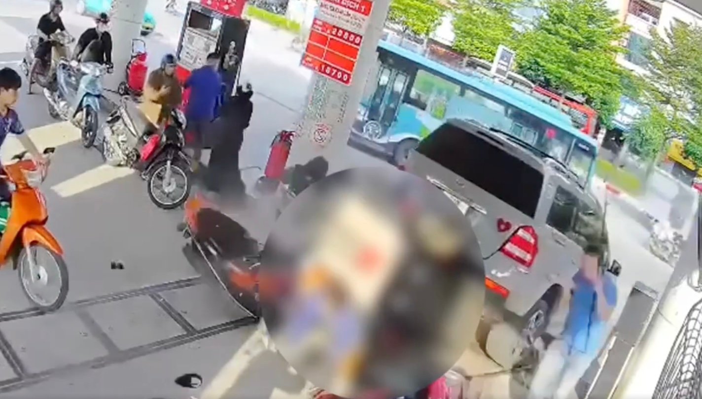 พนักงานถูกหัวจ่ายน้ำมันล้มทับ