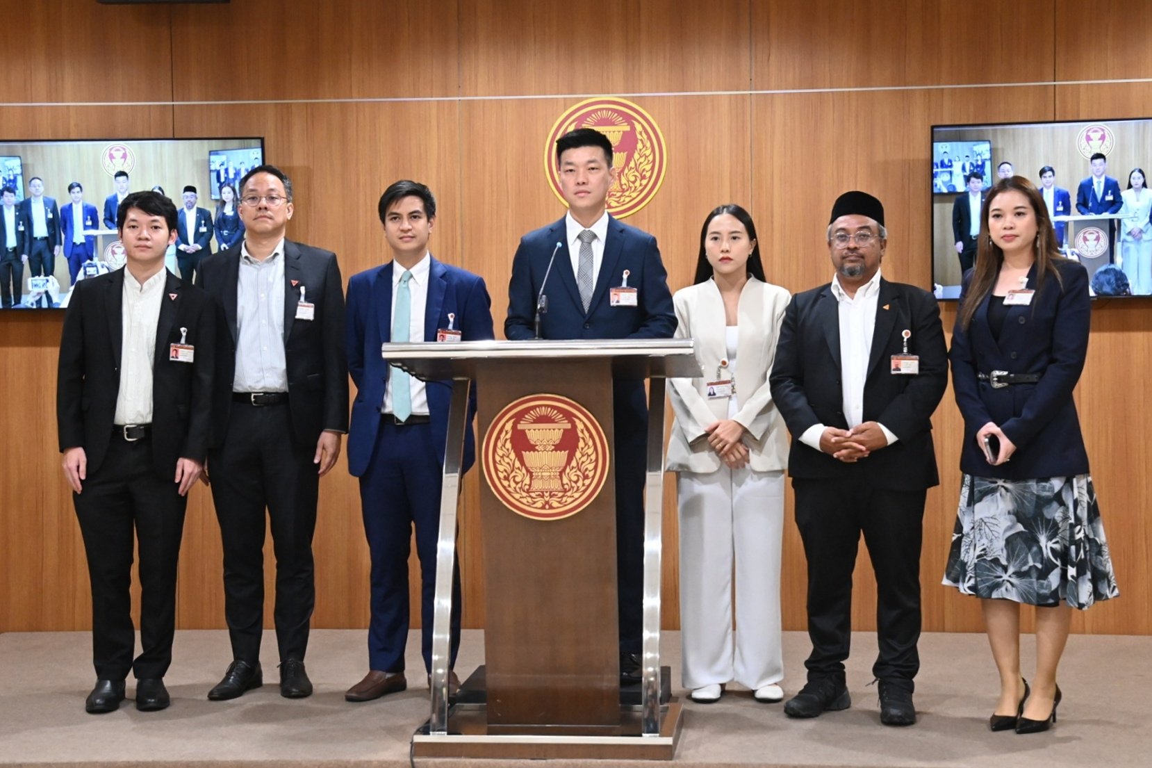 นายณัฐพงษ์ เรืองปัญญาวุฒิ และนายพริษฐ์ วัชรสินธุ ขณะแถลงข่าว