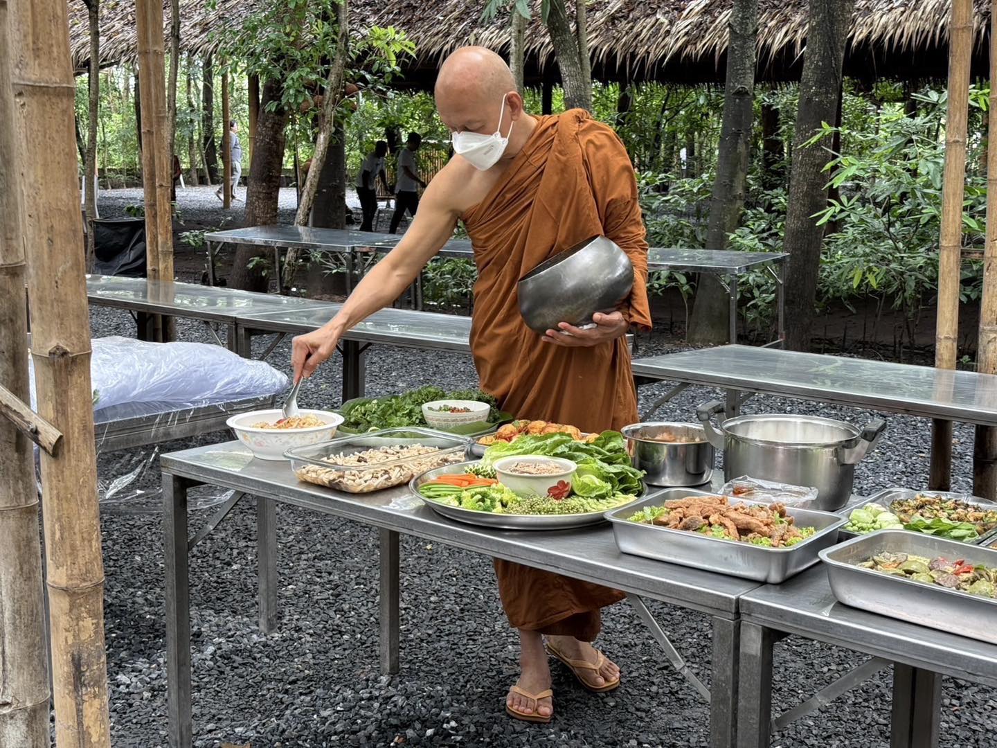 พระคึกฤทธิ์ นัดแถลงด่วน ปมเจ้าอาวาสวัดดังจ.ปทุม โอนเงินให้ สีกาเยอรมนี-2