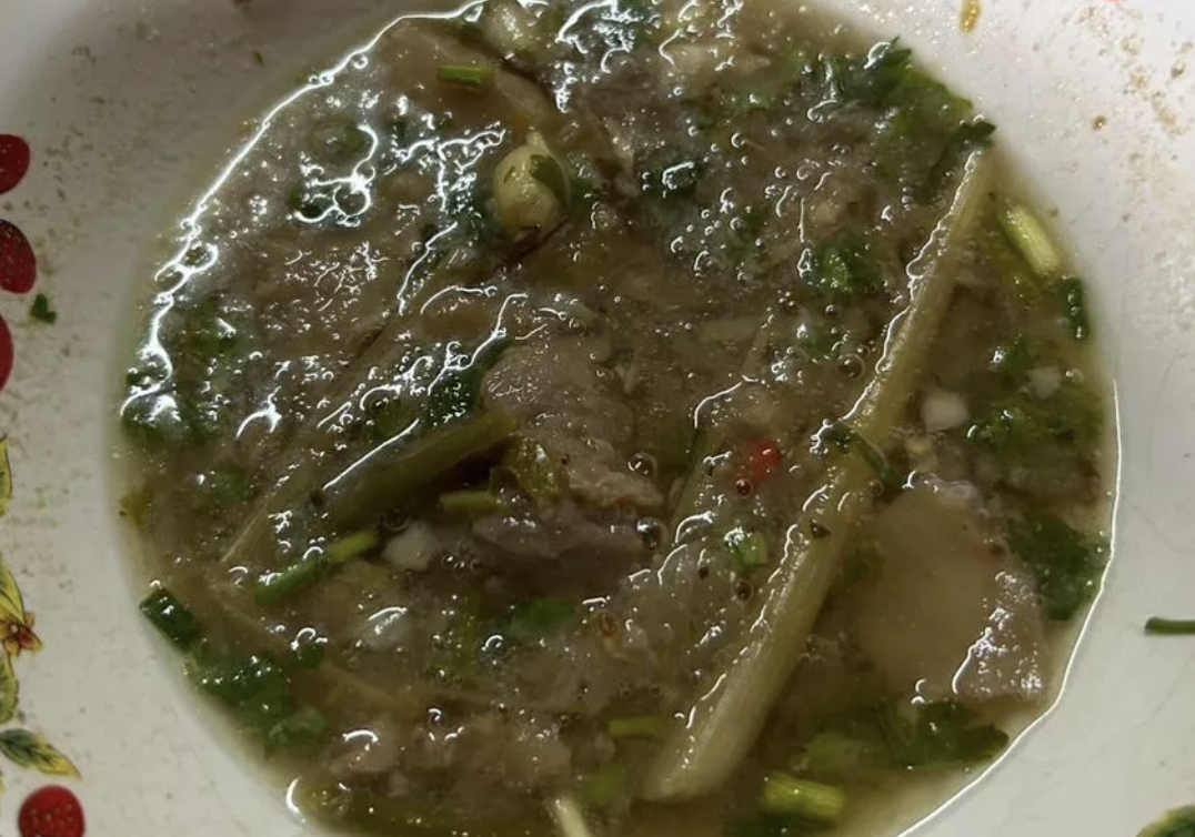 พ่อวัย 78 ล้มชักน้ำลายฟูมปากต่อหน้าครอบครัว ลูกสาววัย 40 หมดสติในห้องนอนเสียชีวิตตามกัน ขณะที่สมาชิกที่เหลือกำลังจะตักกิน รอดตายหวุดหวิด