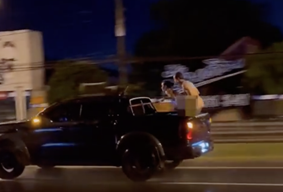 คลิปวิดีโอฉาวว่อนโซเชียล ชายต่างชาติมีเพศสัมพันธ์ท้ายรถกระบะกำลังวิ่งบนถนน คาดว่าเป็นจังหวัดภูเก็ต ประชาชนสุดทน ทำลายภาพลักษณ์การท่องเที่ยวอย่างรุนแรง เรียกร้องให้ทางการดำเนินคดีแ ขึ้นบัญชีดำห้ามเข้าประเทศตลอด