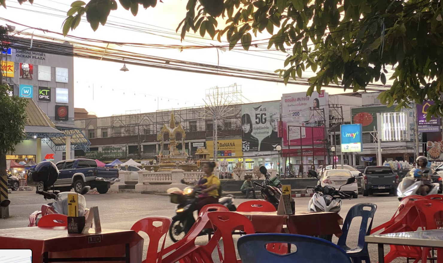 บรรยากาศหน้าห้างโอเชียน นครศรีธรรมราช ยามเย็น 