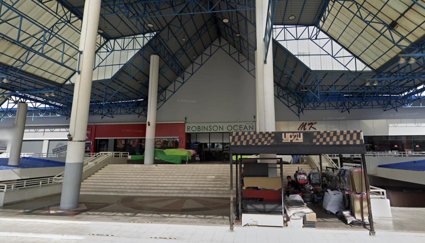 ทางเข้าหน้าห้าง โอเชี่ยน โรบินสัน